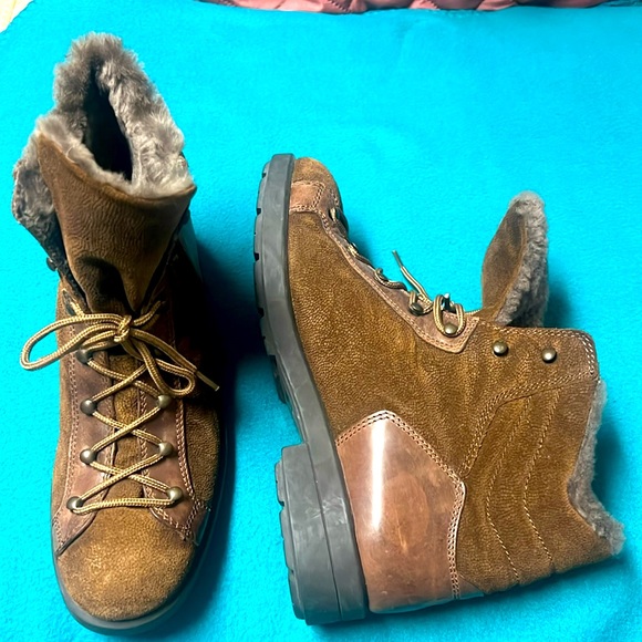 Aquatalia Lettie Hiker Distressed Suede Ankle Boot Size 9.5 - Picture 3 of 12